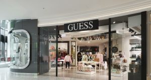 "Guess Brand Dari Mana?": Asal Usul Merek Fashion Ikonik Dunia