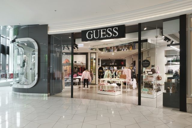 "Guess Brand Dari Mana?": Asal Usul Merek Fashion Ikonik Dunia